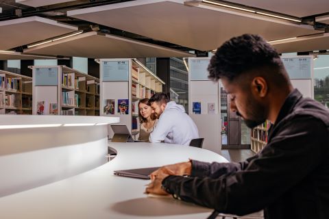 Arbeitsplätze in der Bibliothek FHNW