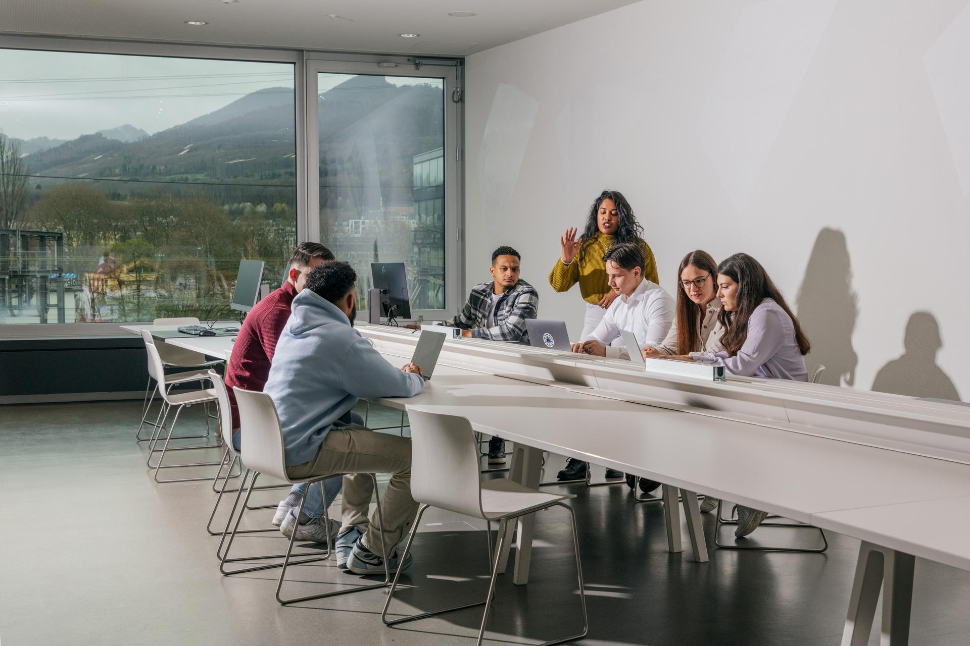 Studierende der Hochschule für Wirtschaft FHNW in einem Unterrichtszimmer auf dem FHNW Campus Olten