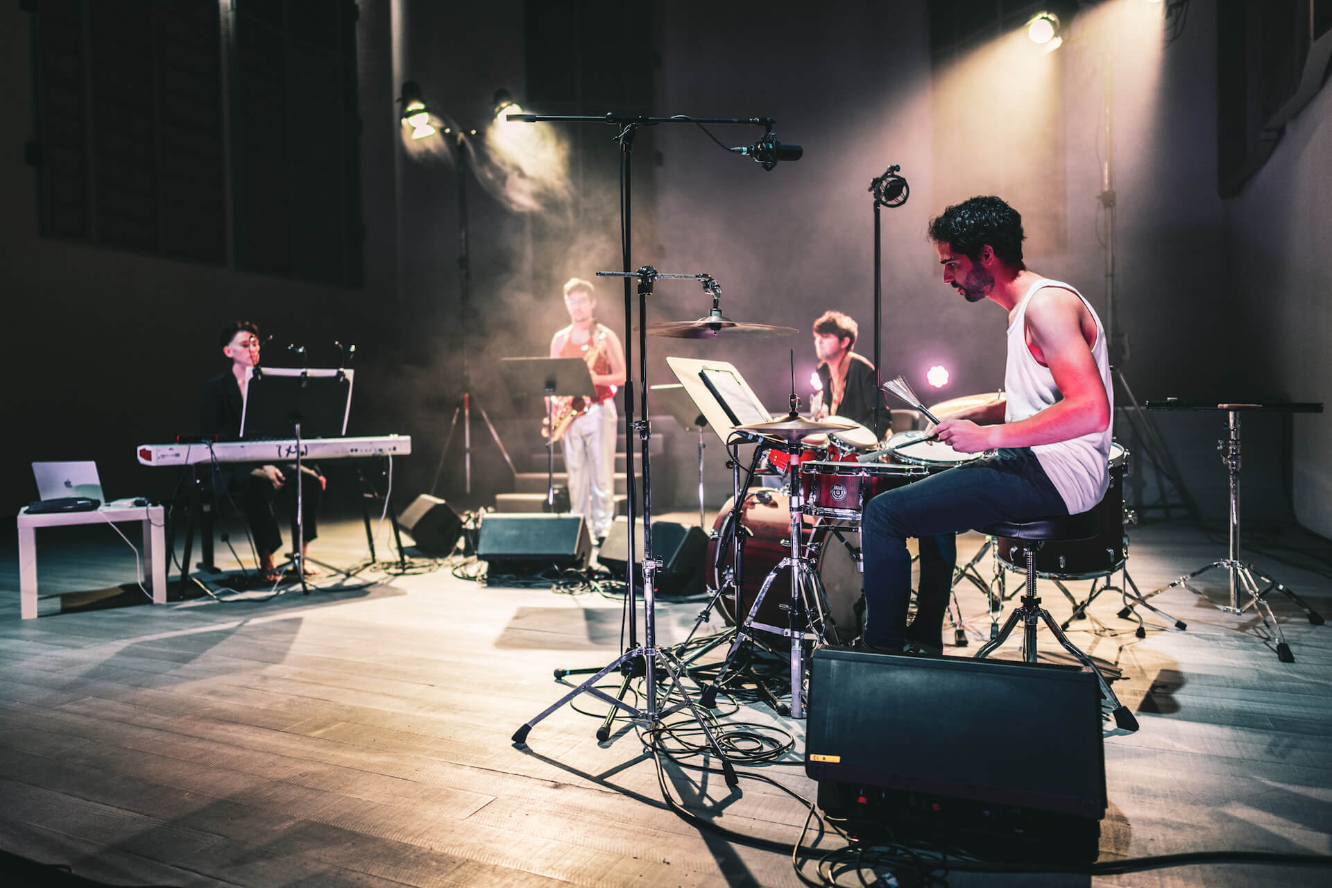 Eine Jazzband auf der Bühne mit Keyboard- Saxophon, Gitarrist und Schlagzeuger