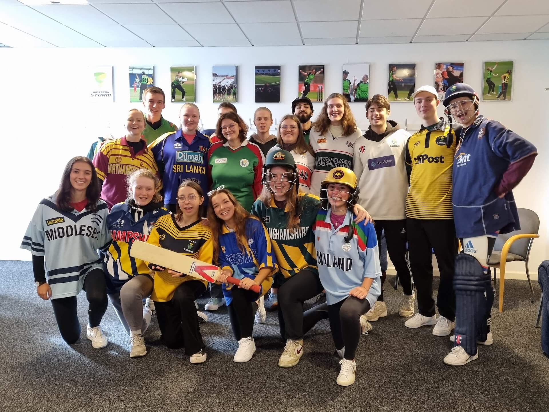 Studierende der Hochschule für Wirtschaft FHNW in Cardiff tragen Trikots verschiedener walisischer Rugby- und Cricket-Teams