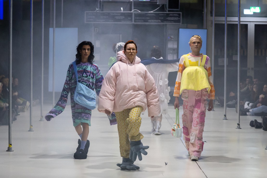 Models präsentieren während der Modeschau die Entwürfe von Studierenden des Fachs Modedesign