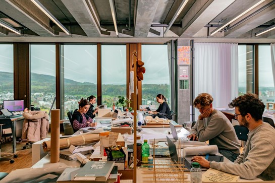 Studierende arbeiten im Architekturatelier