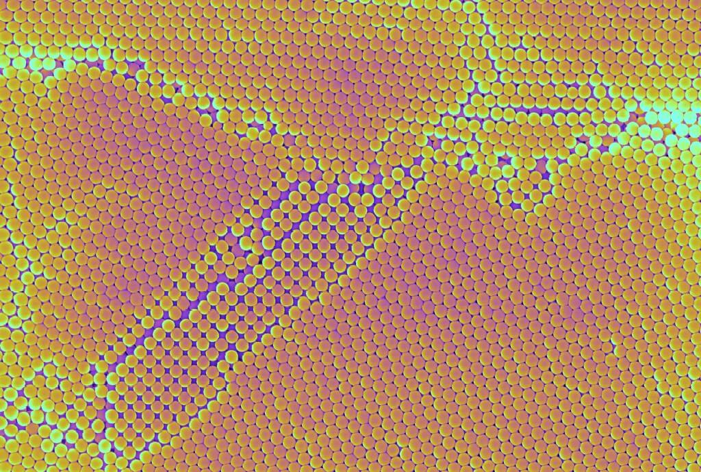 Visualisierung der Mikrokugeln mit roten und grünen Flächen