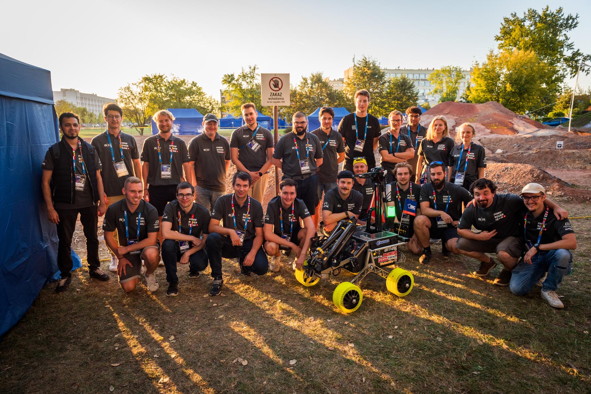 Gruppenbild des Rover Teams mit Rover während der Challenge
