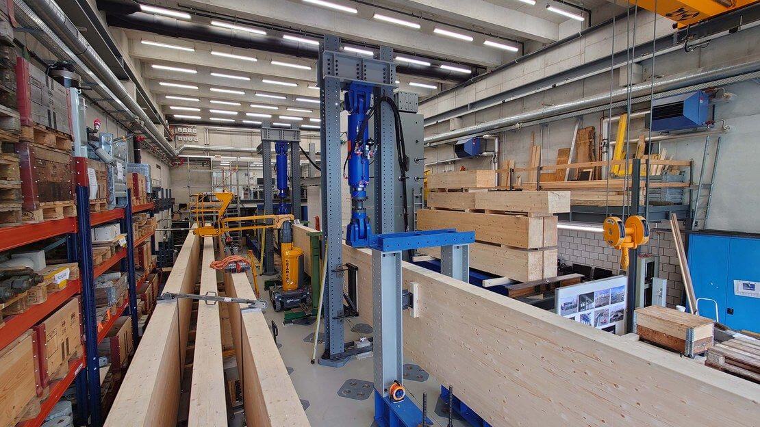 Das Baulabor der FHNW. Die Holzträger sind in Messvorrichtungen eingespannt.