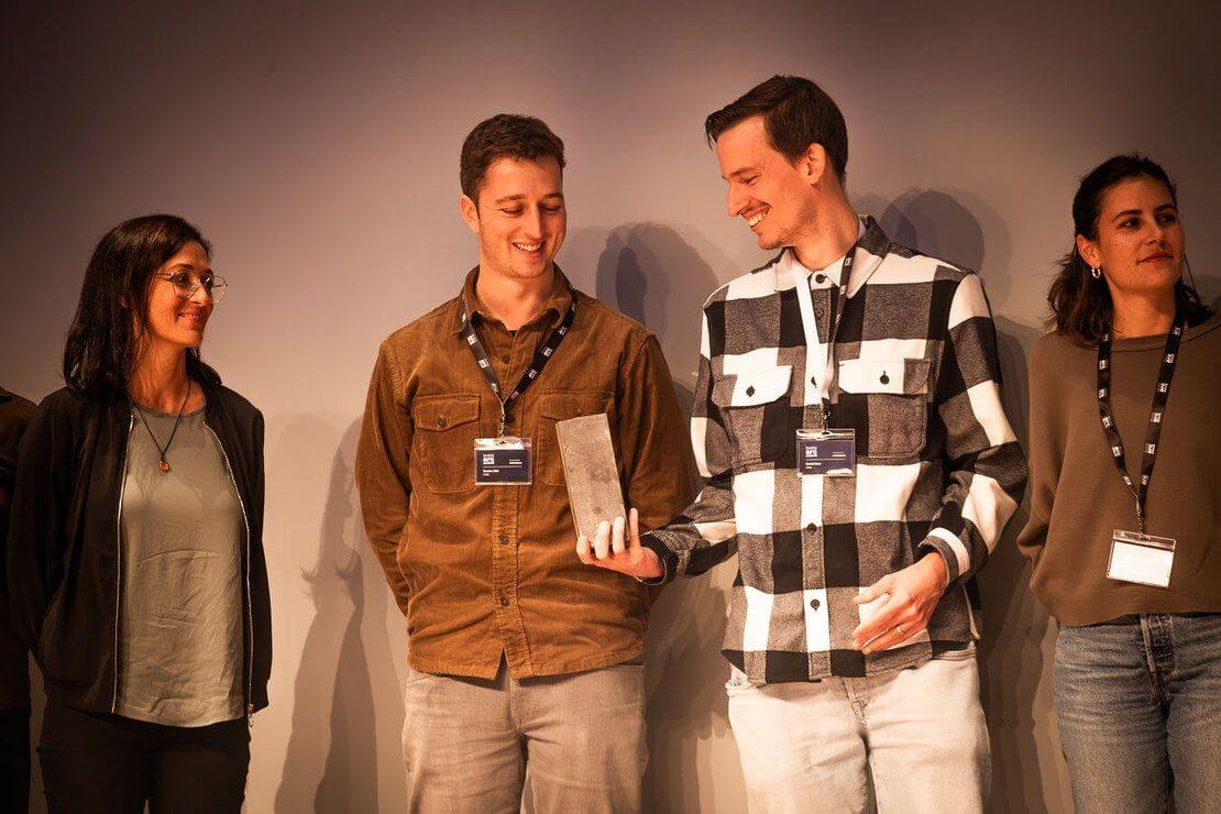 Vier Studierende halten den Swiss Arc Award in den Händen.