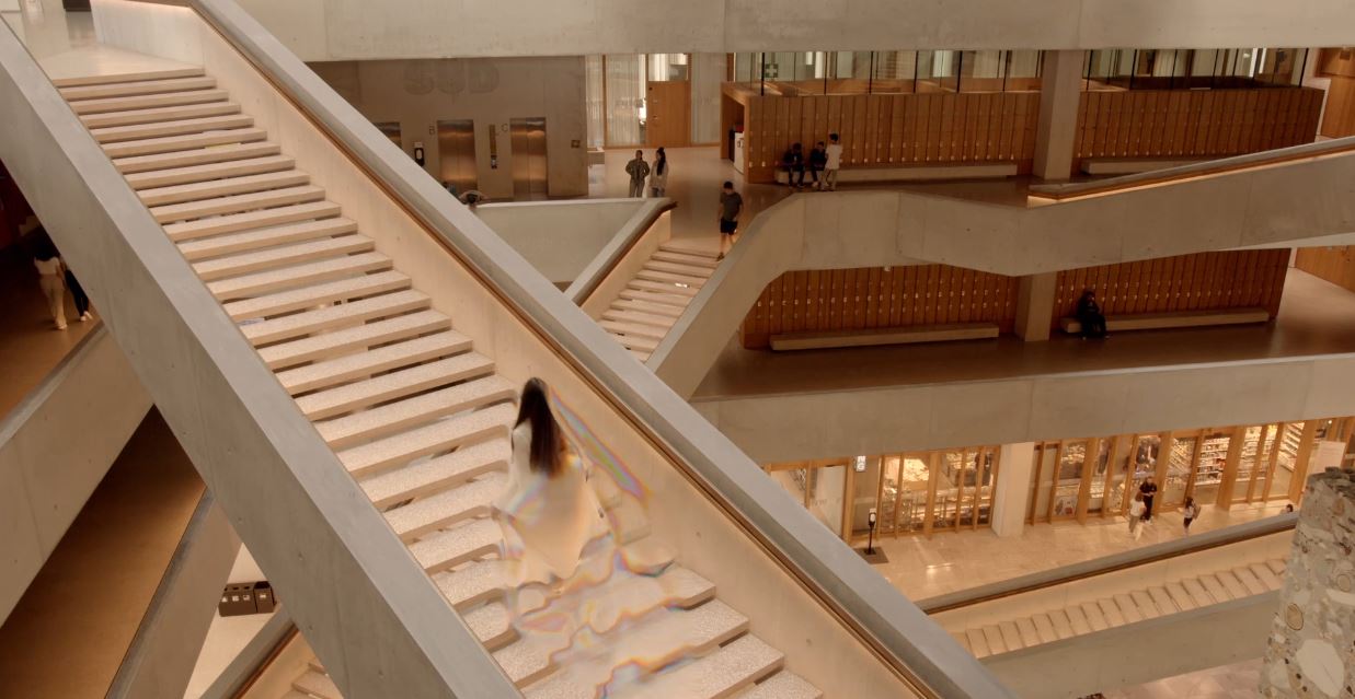 Die Treppen im Atrium des FHNW Campus Muttenz