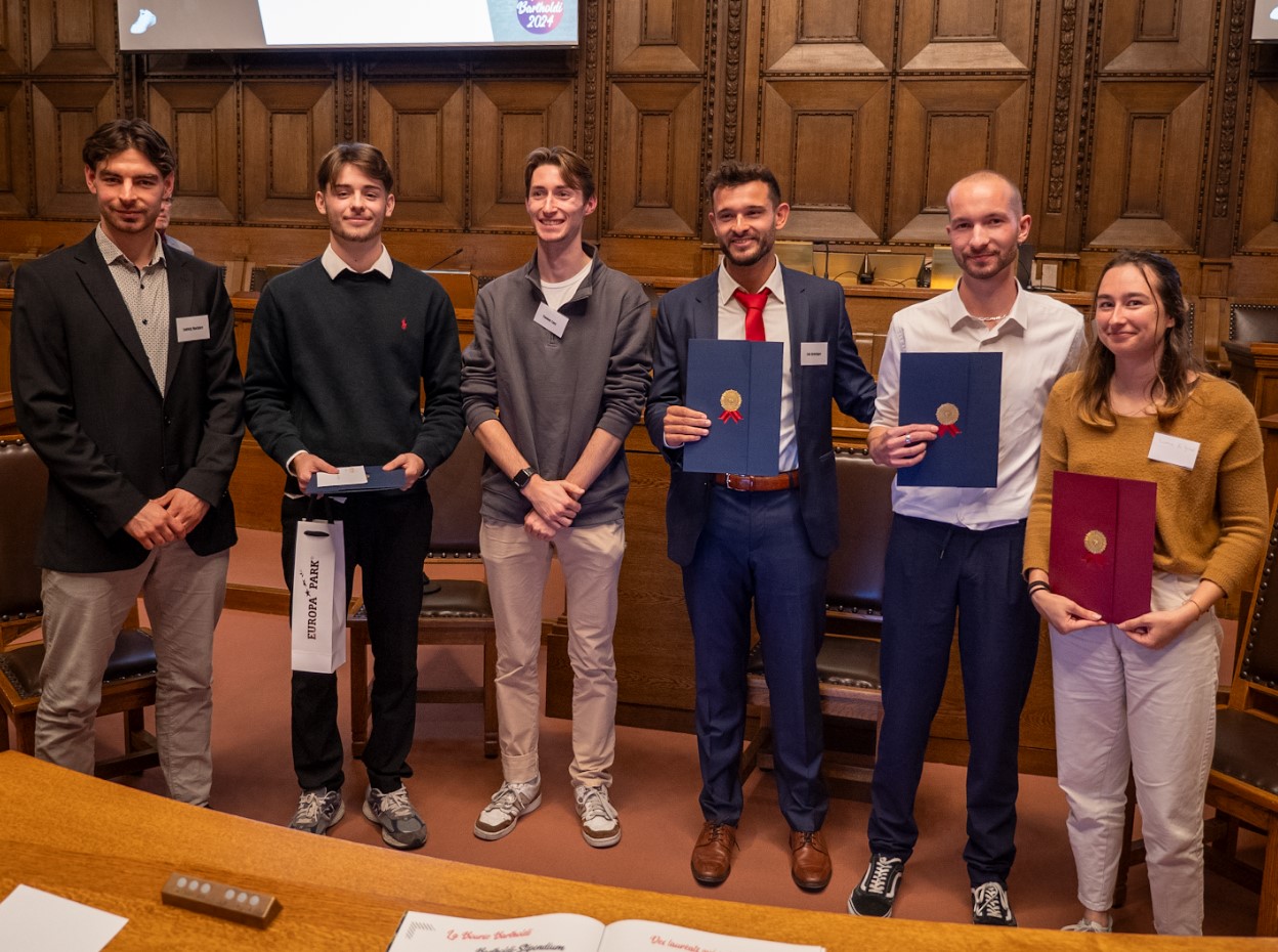 Paul Morguès posiert mit fünf weiteren Personen nach seinem Gewinn des Prix Bartholdi