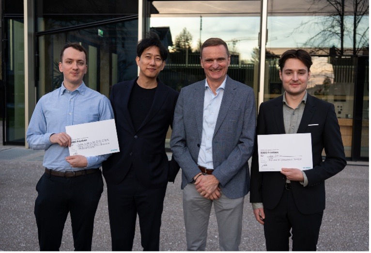 Joël Becker und zwei andere Preisträger zweigen ihre Diplome.