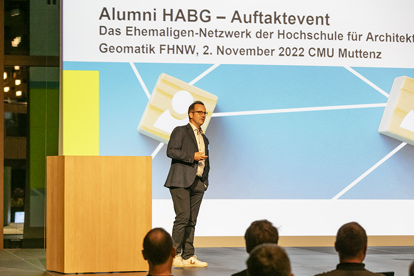 Oliver Schneider, Co-Präsident Alumni HABG, begrüsst die Teilnehmenden. Bilder: Julian Salinas