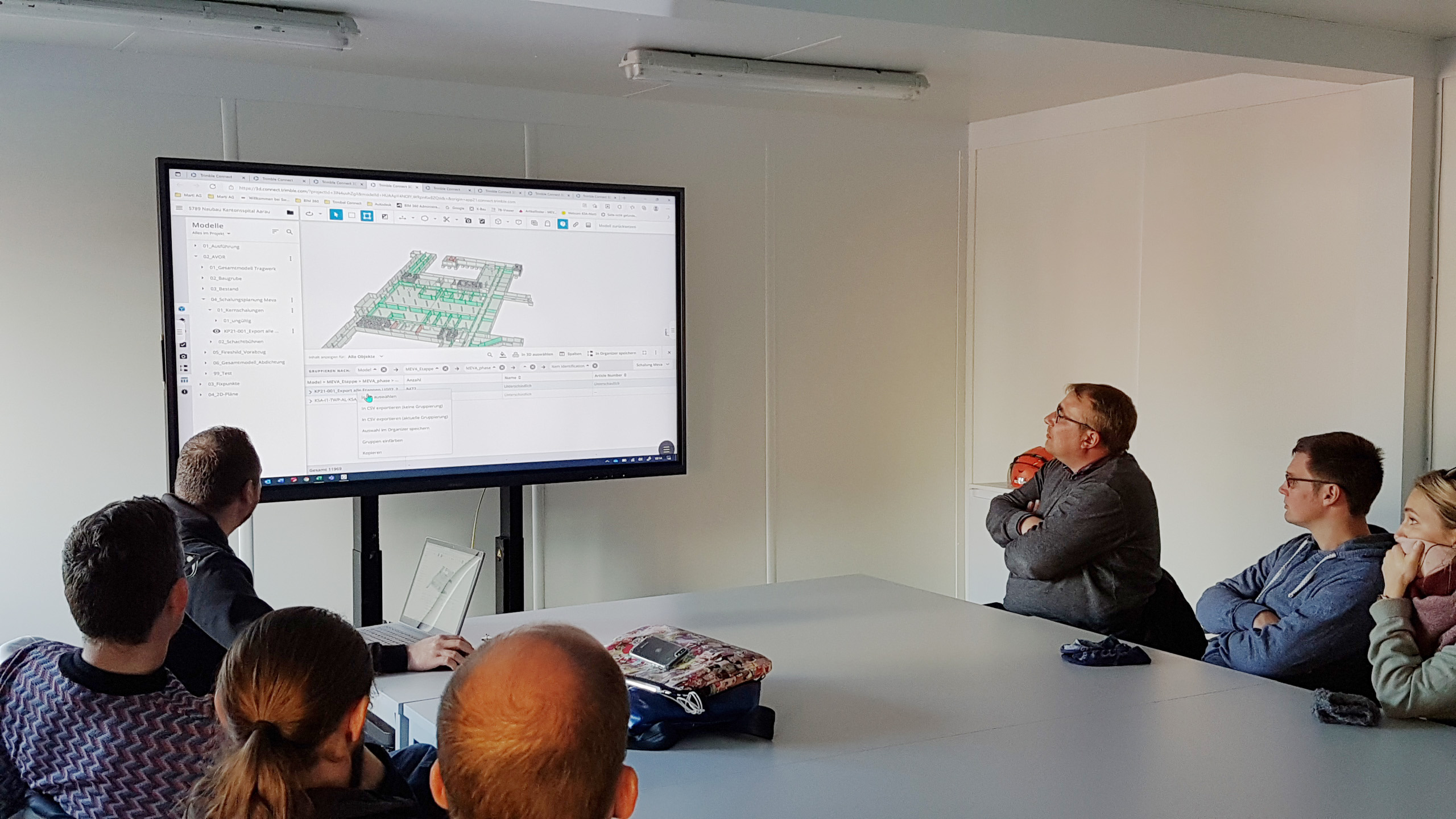 Bild der Exkursion zum Spitalsneubau "Dreiklang" der die digitale Visualisierung des Projektes zeigt