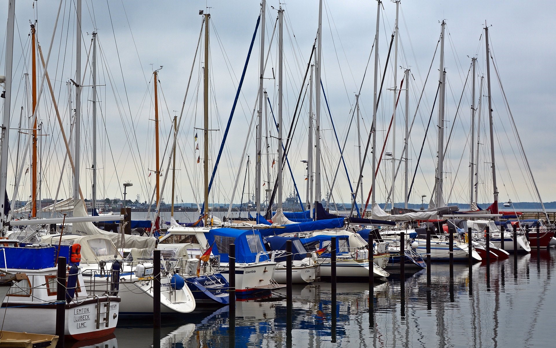 Der Rumpf von Segelschiffen ist mehrheitlich aus Glasfaserverstäkten Kunststoffen gebaut.