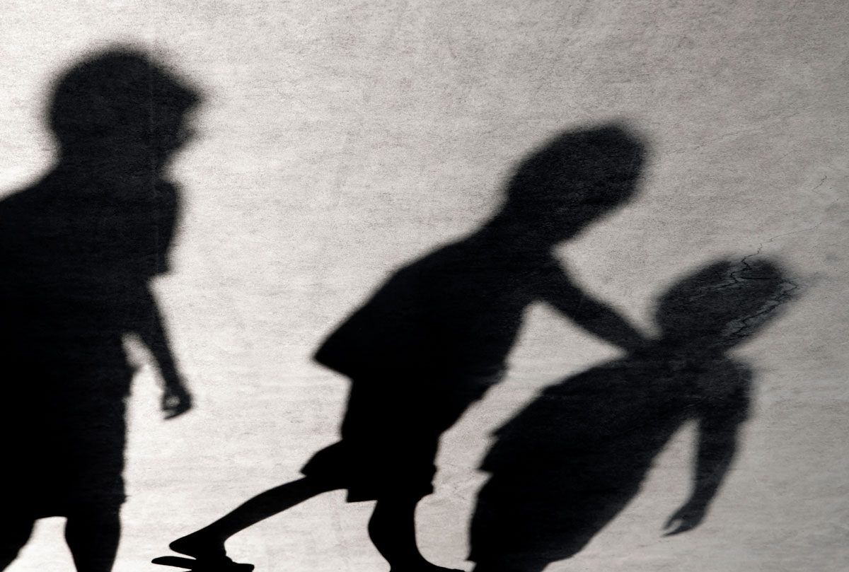 schwarze Schatten von drei Kindern auf weissem Hintergrund