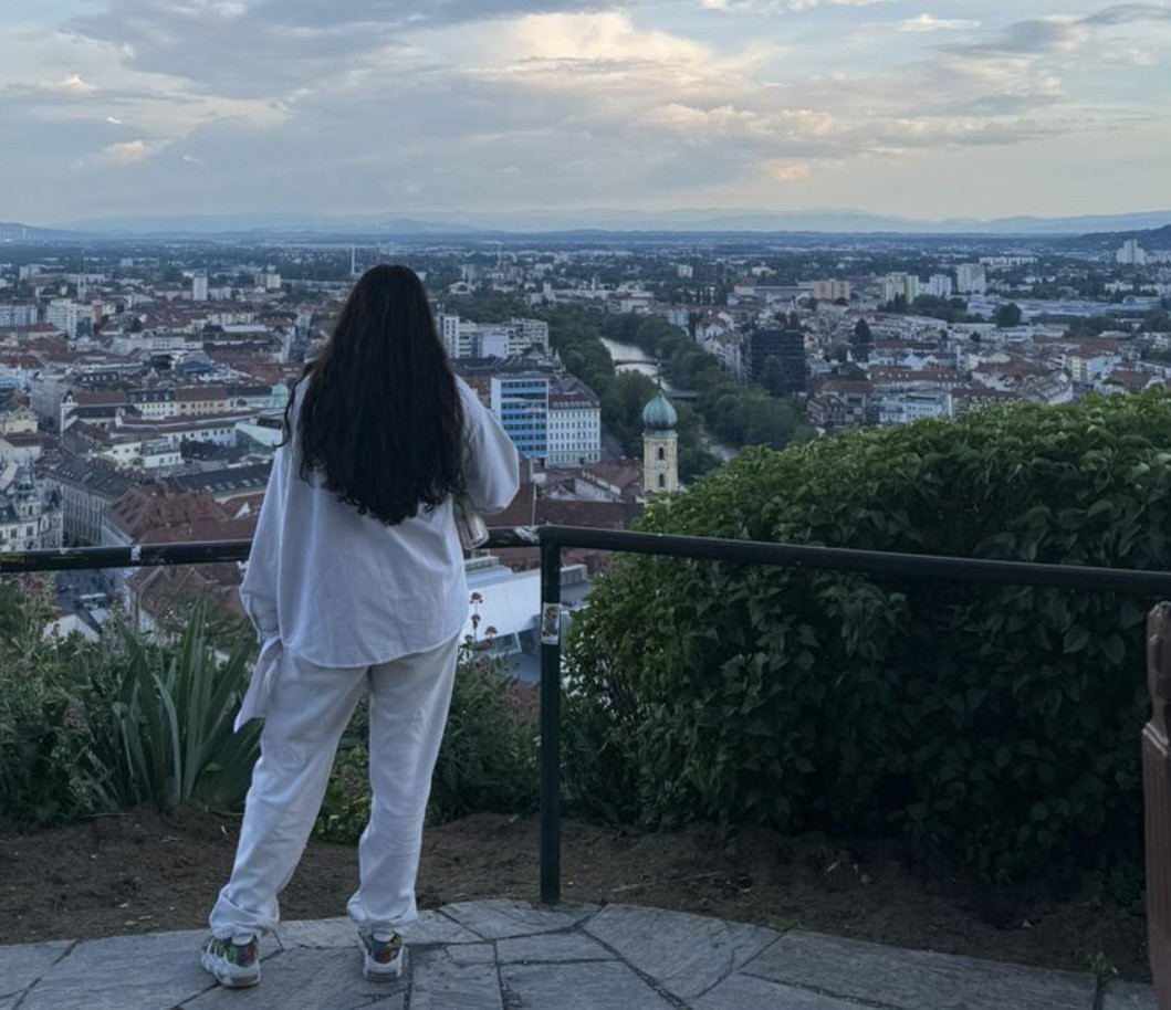 Scharmija Kathiravelu geniesst den Ausblick über Graz
