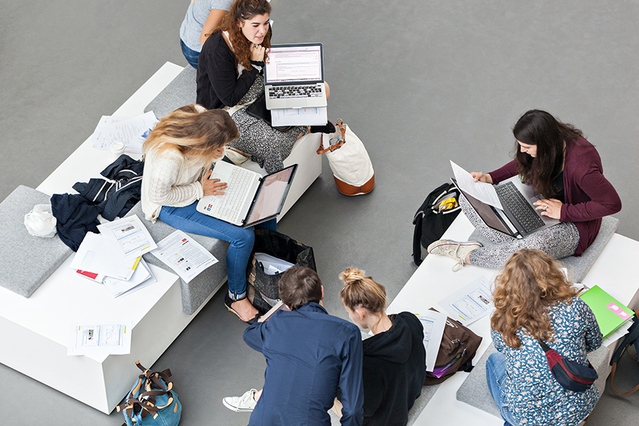 Bachelor-Studierende in der Eingangshalle des Campus Olten