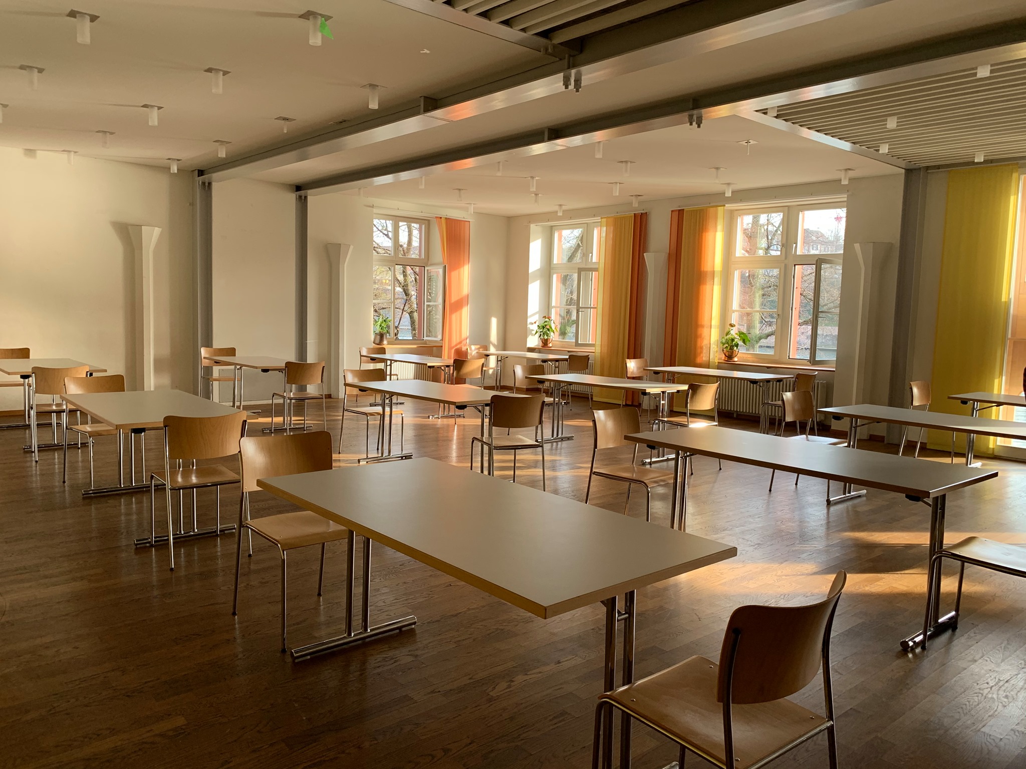 Saal in der Pfarrei St. Clara in Basel, wo Obdachlose ihr Essen an einem ruhigen Ort einnehmen können. © Verein für Gassenarbeit Schwarzer Peter, Basel.