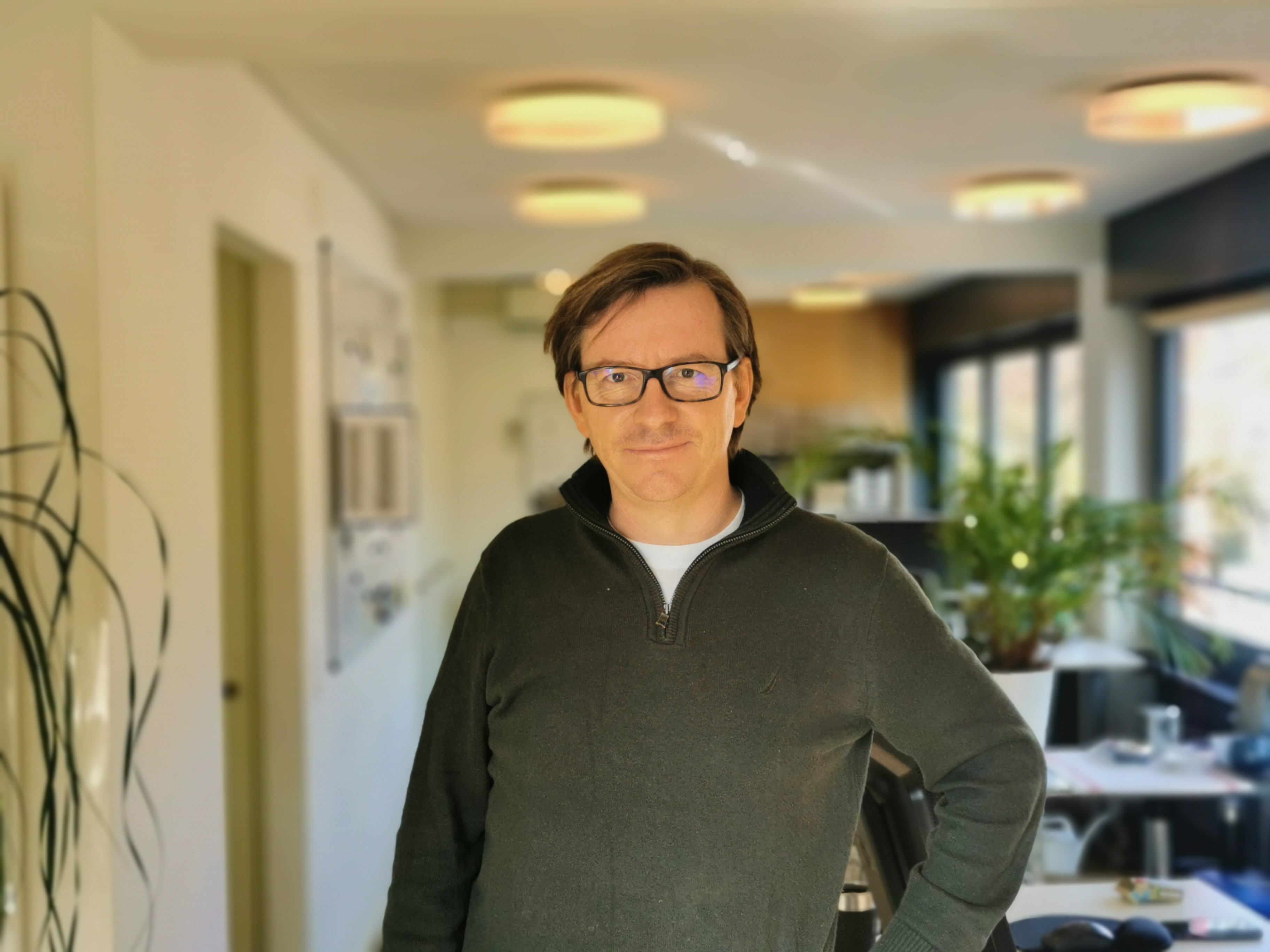 Portrait of Alain Morand, Student im Praxiseinsatz bei der SPFA Rötel in Zürich, einer Organisation der Stiftung Zürcher Kinder- und Jugendheime. Aufgaben: Teamleitung in der sozialpädagogischen Familienarbeit (Coachen und beraten von Mitarbeitenden, Koordination und Durchführung von Standortgesprächen, Kontaktpflege mit zuweisenden Stellen, Redigieren von Berichten)