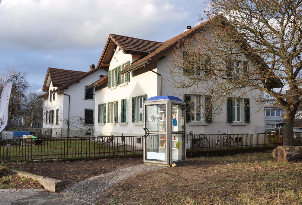Eines der beiden Suhrer Nachbarschaftshäuser: Ein Ort für gemeinschaftliche Projekte – dazu gehört auch ein offener Bücherschrank. (© Quartierentwicklung)