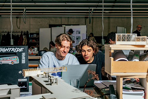 Ein Lernender an einem Computerarbeitsplatz