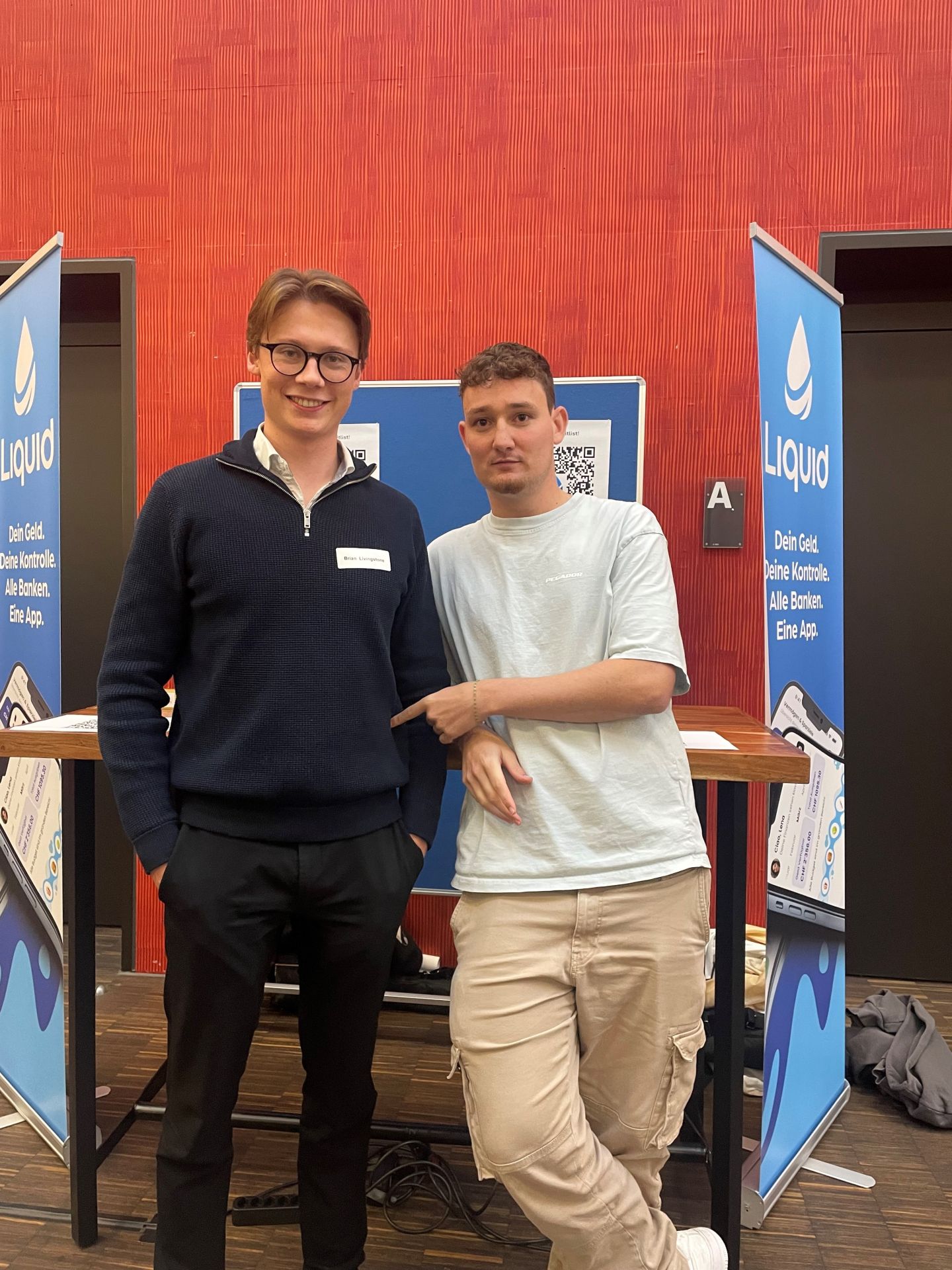 Bruan Livingstone und Yanic Bessond stehen nebeneinander und gucken in die Kamera