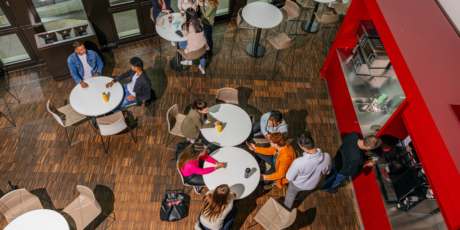 Studierende aus verschiedenen Fachrichtungen arbeiten zusammen am Tisch