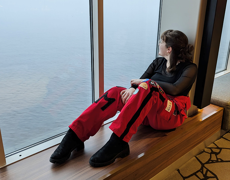 Junge Frau im Overall der Uni Linköping