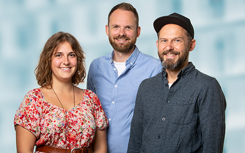 Portrait of Mira Muheim, Bachelor-Absolventin in der Freiform, Rick Nellestein, Praxiscoach und Jeremias Amstutz, Hochschulcoach