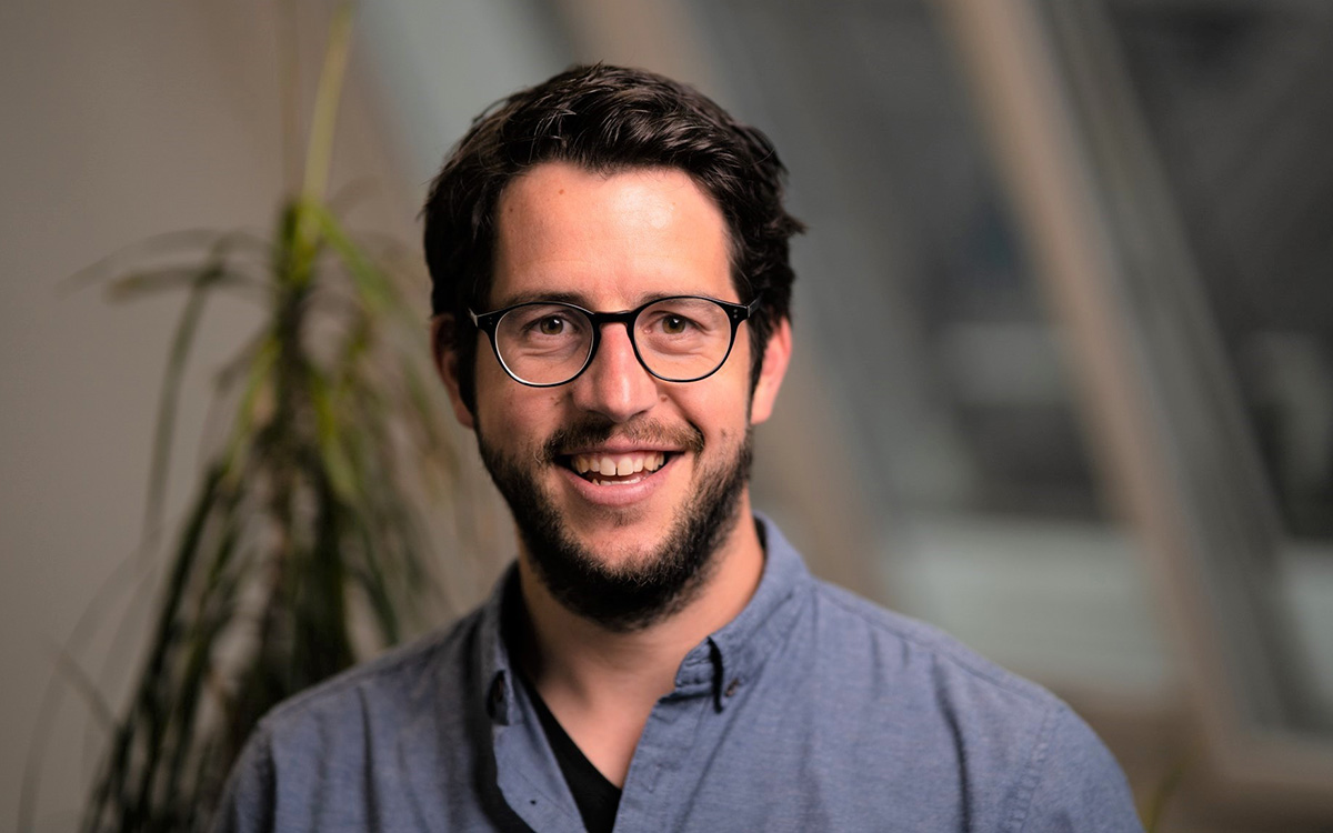 Portrait of Daniel Hofer, Fachspezialist Kommunikation bei der Gebäudeversicherung Bern (GVB)