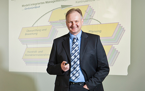 Portrait of Rüdiger Marks, Head of Engineering bei Stadt Zürich ERZ Fernwärme / CEO Holzheizkraftwerk Aubrugg AG