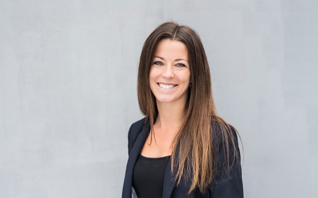 Portrait of Jana Bauer, Leiterin Kommunikation, Marketing und Fundraising, FRAGILE Suisse