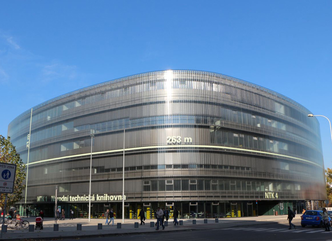 Portrait of Elizabeth Lensmith, Double Degree student from UCT Prague