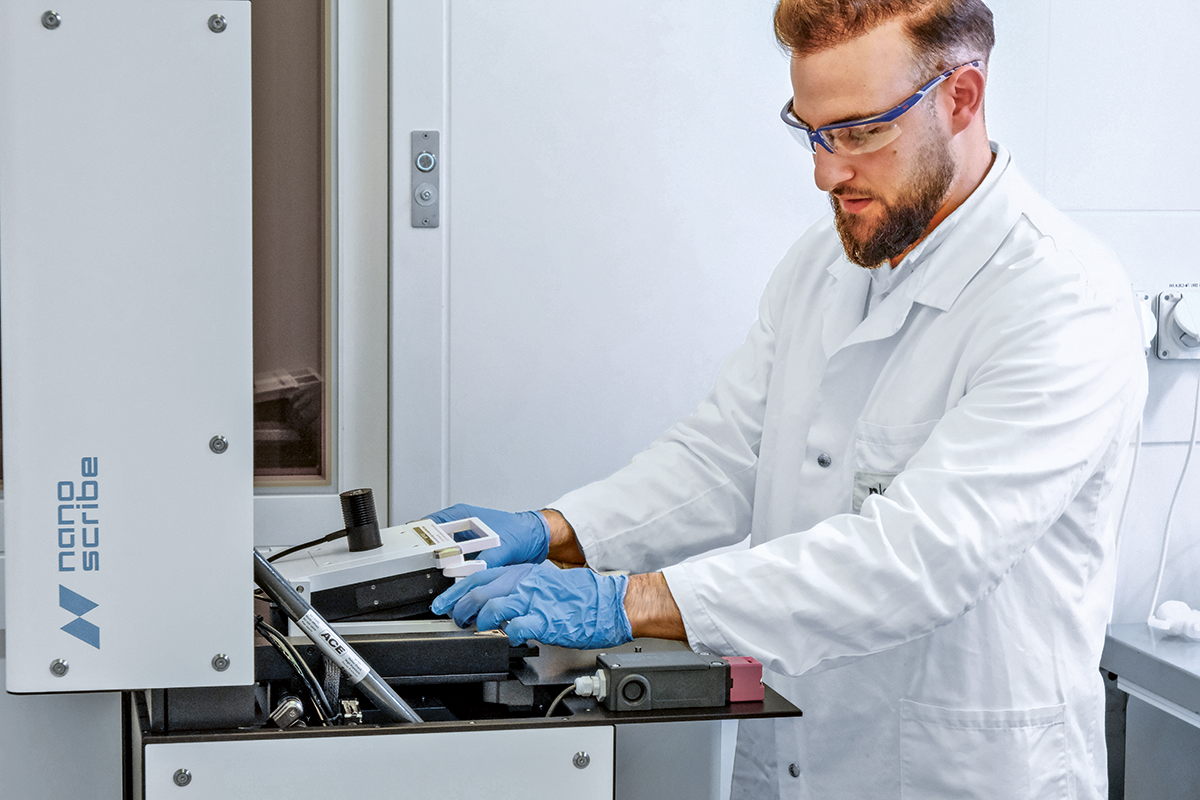 Doktorand Ilias Amara stellt mittels Zwei-Photonen-Polymerisationsdruck künstliche Referenzpartikel her.