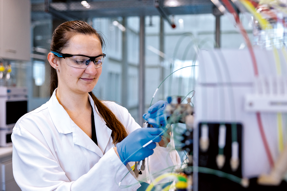 Doctoral researcher Julia Müller develops new continuous purification strategies for viral vectors used in gene therapy.