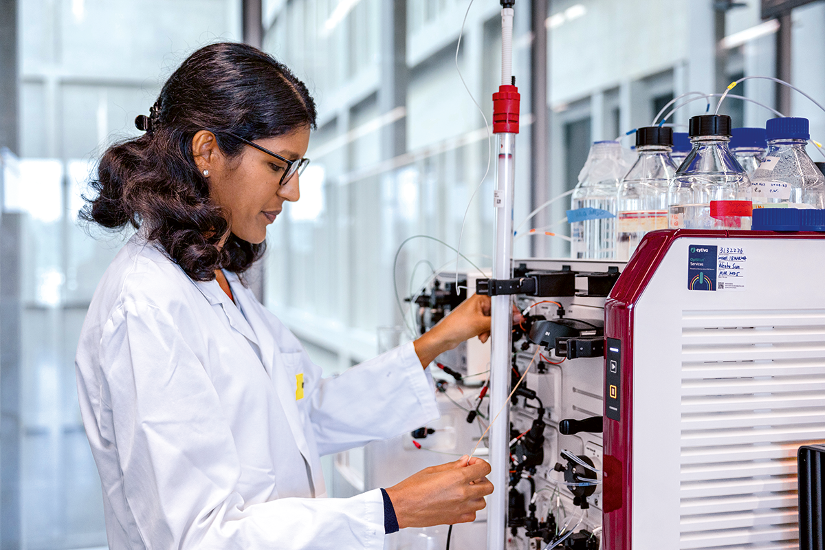 Die Doktorandin Sherin Panikulam reinigt Biologika mittels Chromatographie auf und analysiert, ob nach der Aufreinigung Wirtszellproteine zurückbleiben. 