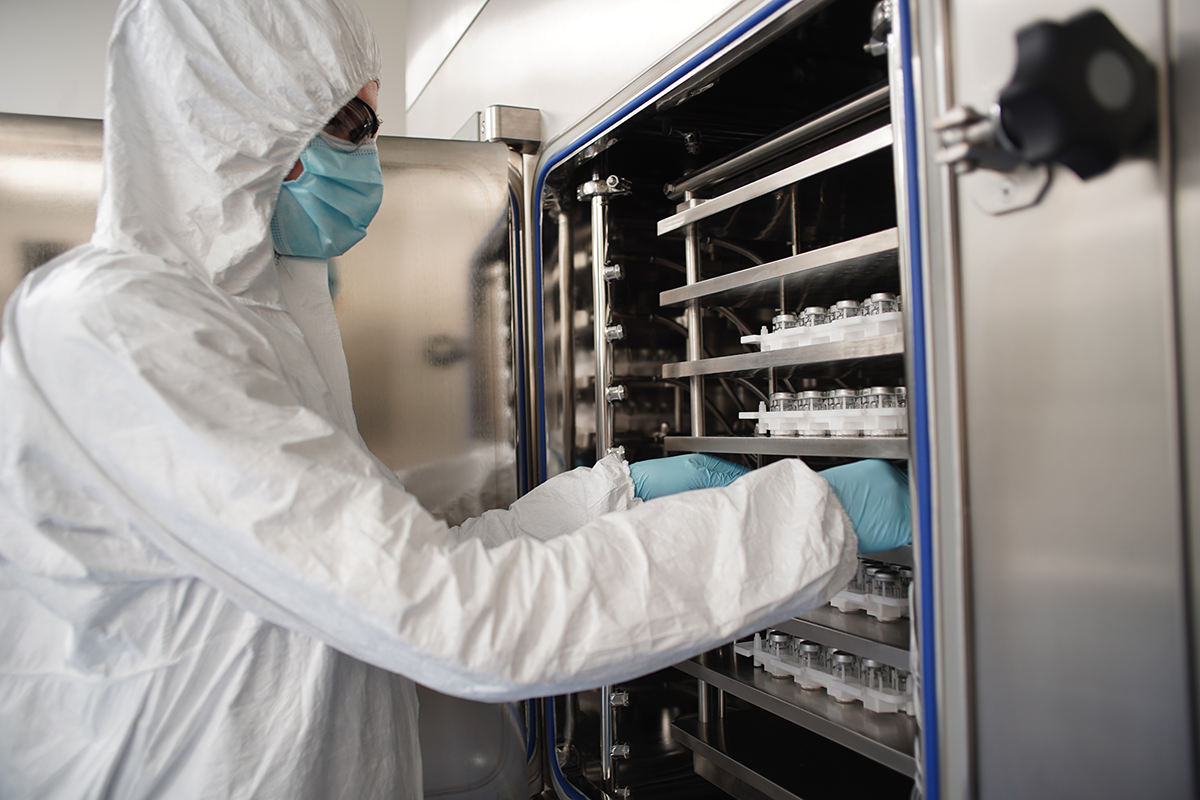 Scientific assistant Yasmin Grether conducts tests in the FHNW‘s Process Technology Center, where companies can develop new fill finish formats and protocols.