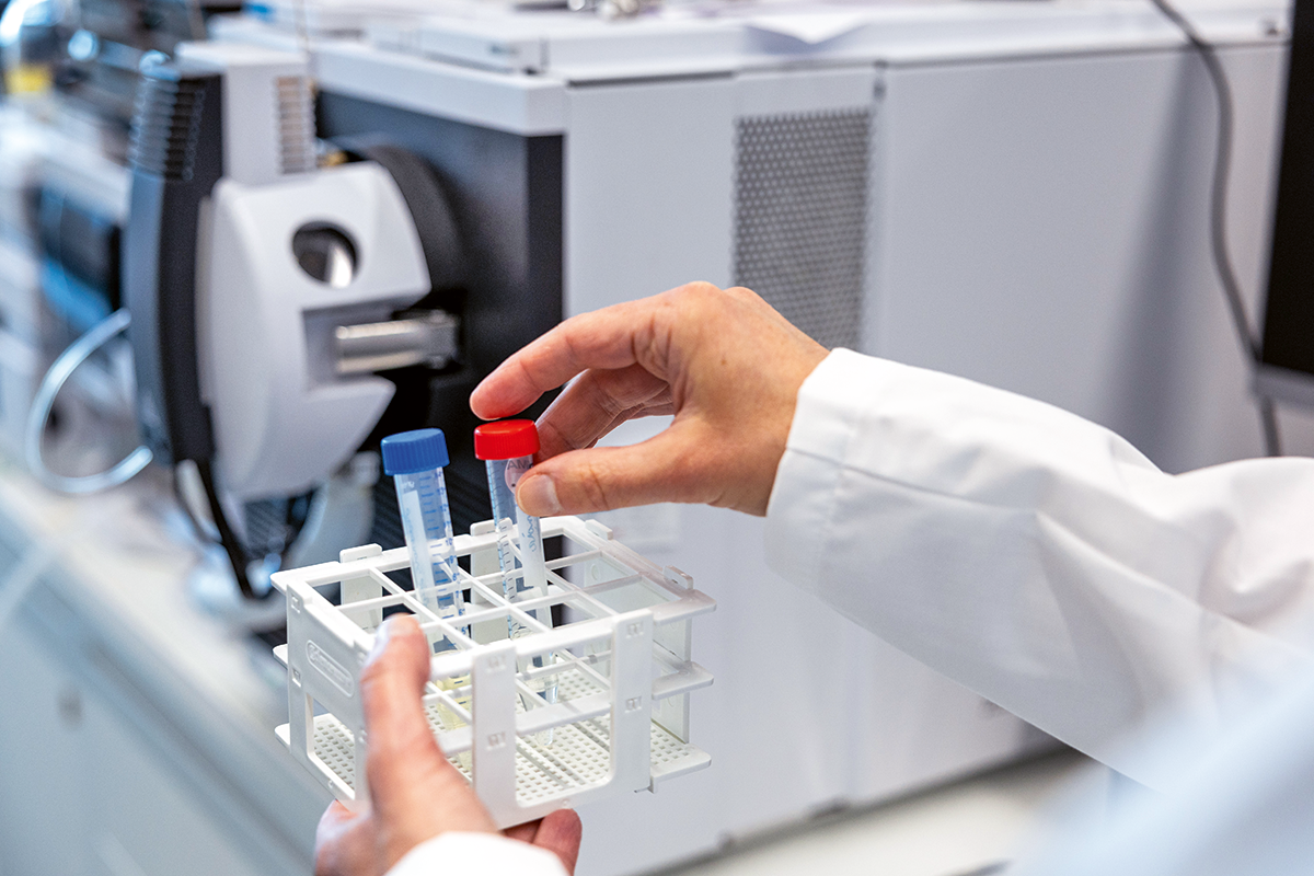 Martin Kuentz und sein Team führen chemische Analysen von neuen flüssigen Formulierungen durch.