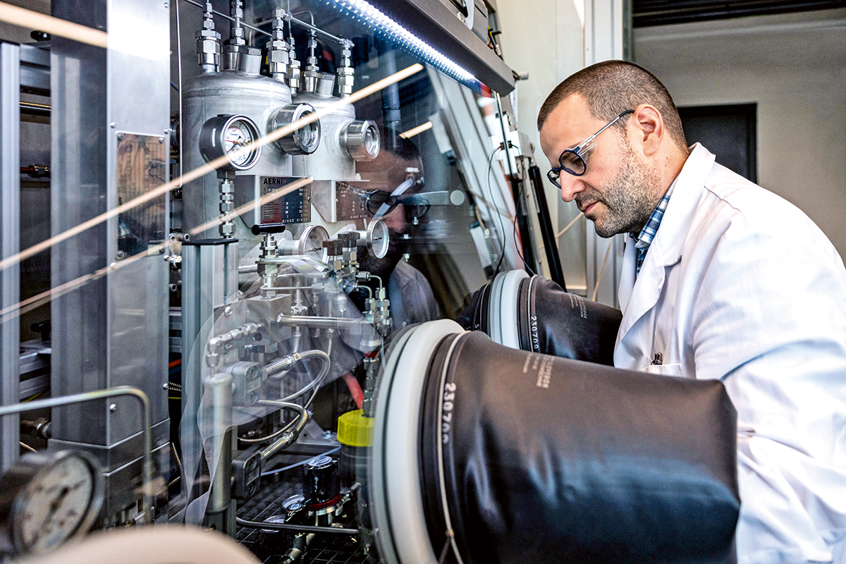 This Sand performs the flow reaction in a safety glove box.